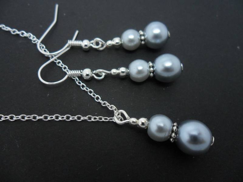 Eine Handgemachte Silber Grau Glas Perle Halskette Und Ohrringe Set von MadeInEngland63
