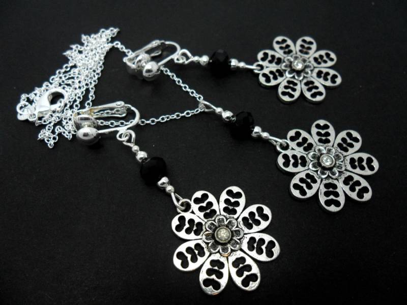 Eine Handgemachte Tibet Silber Blumenhalskette Und Clips Auf Ohrring-Set Eine Handgemachte Tibet Silber Blumenhalskette Und Clips Auf Ohrring-Set von MadeInEngland63