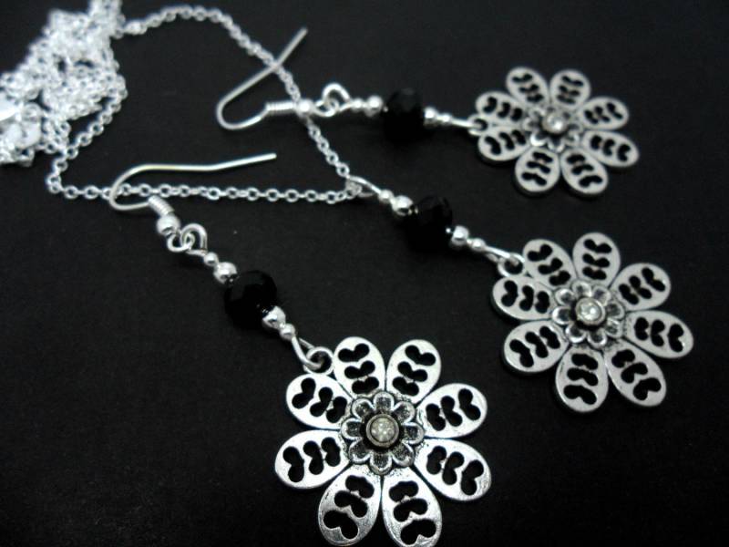 Eine Handgemachte Tibet Silber Blumenhalskette Und Ohrringe Set Eine Handgemachte Tibet Silber Blumenhalskette Und Ohrringe Set von MadeInEngland63