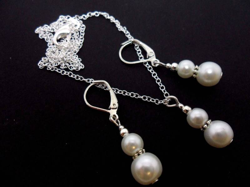Eine Handgemachte Weiße Glasperlenkette Und Brisur Ohrringe Eine Handgemachte Weiße Glasperlenkette Und Brisur Ohrringe von MadeInEngland63