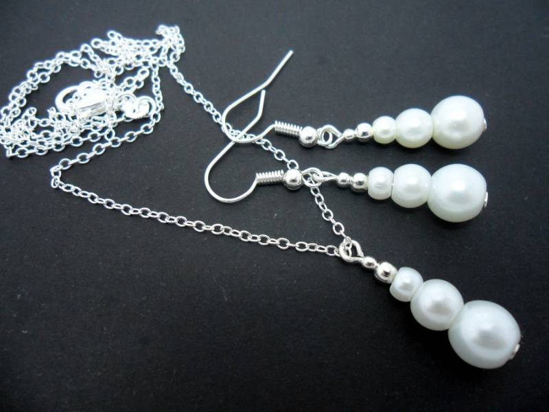 Eine Handgemachte Weißen Glasperlen Halskette Und Ohrringe Set Eine Handgemachte Weißen Glasperlen Halskette Und Ohrringe Set von MadeInEngland63