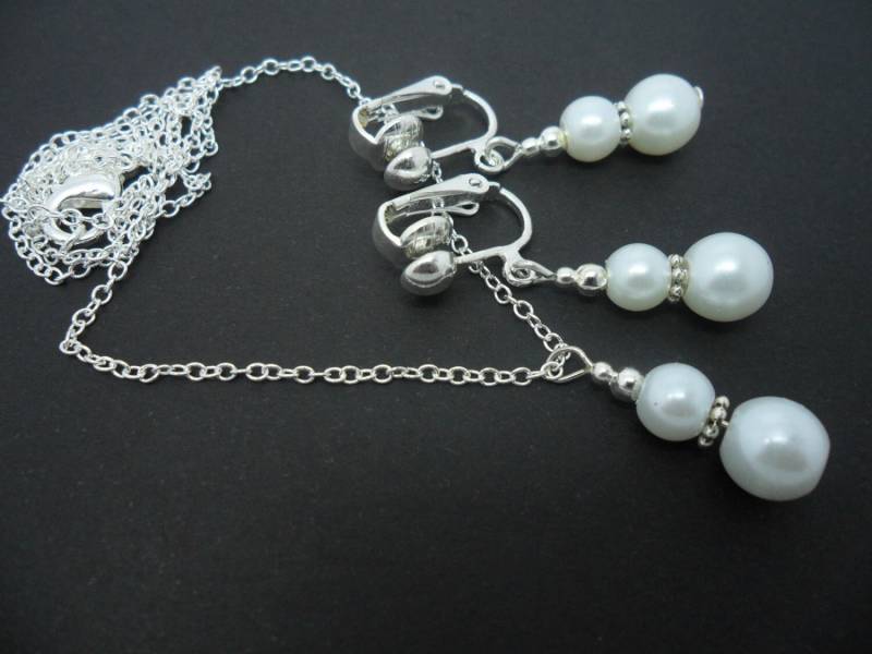 Eine Handgemachte Weißen Glasperlen Kette Und Clip Am Ohrring Set von MadeInEngland63