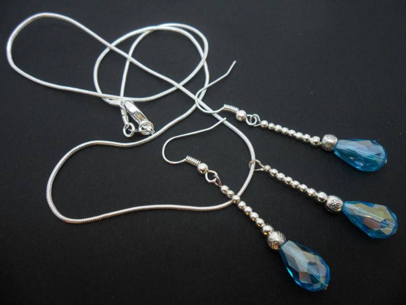 Eine Hübsche Blaue Kristallhalskette Und Ohrringe Set Eine Hübsche Blaue Kristallhalskette Und Ohrringe Set von MadeInEngland63