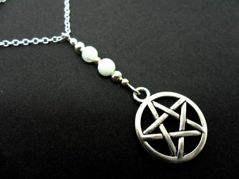 Eine Schöne Kleine Weiße Jade Perle Pentagramm/Pentangle Charm Tibetsilber Anhänger Halskette von MadeInEngland63
