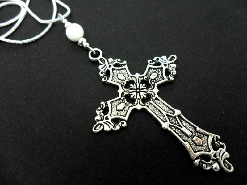 Eine Schöne Metall-Kreuz Und Weiße Jade Perlen Halskette von MadeInEngland63