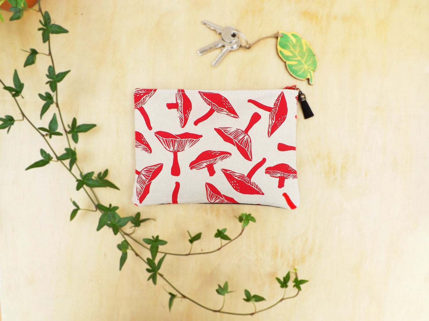 Handtasche "Pilze". Bedruckter Kulturbeutel. Pilzkoffer. Pilzbeutel. Handbedruckte Tasche. Handgemachter Siebdruck. Rot. Baumwoll-Canvas Handtasche "Pilze". Bedruckter Kulturbeutel. Pilzkoffer. Pilzbeutel. Handbedruckte Tasche. Handgemachter Siebdruck. Rot. Baumwoll-Canvas von MadeInTarrio