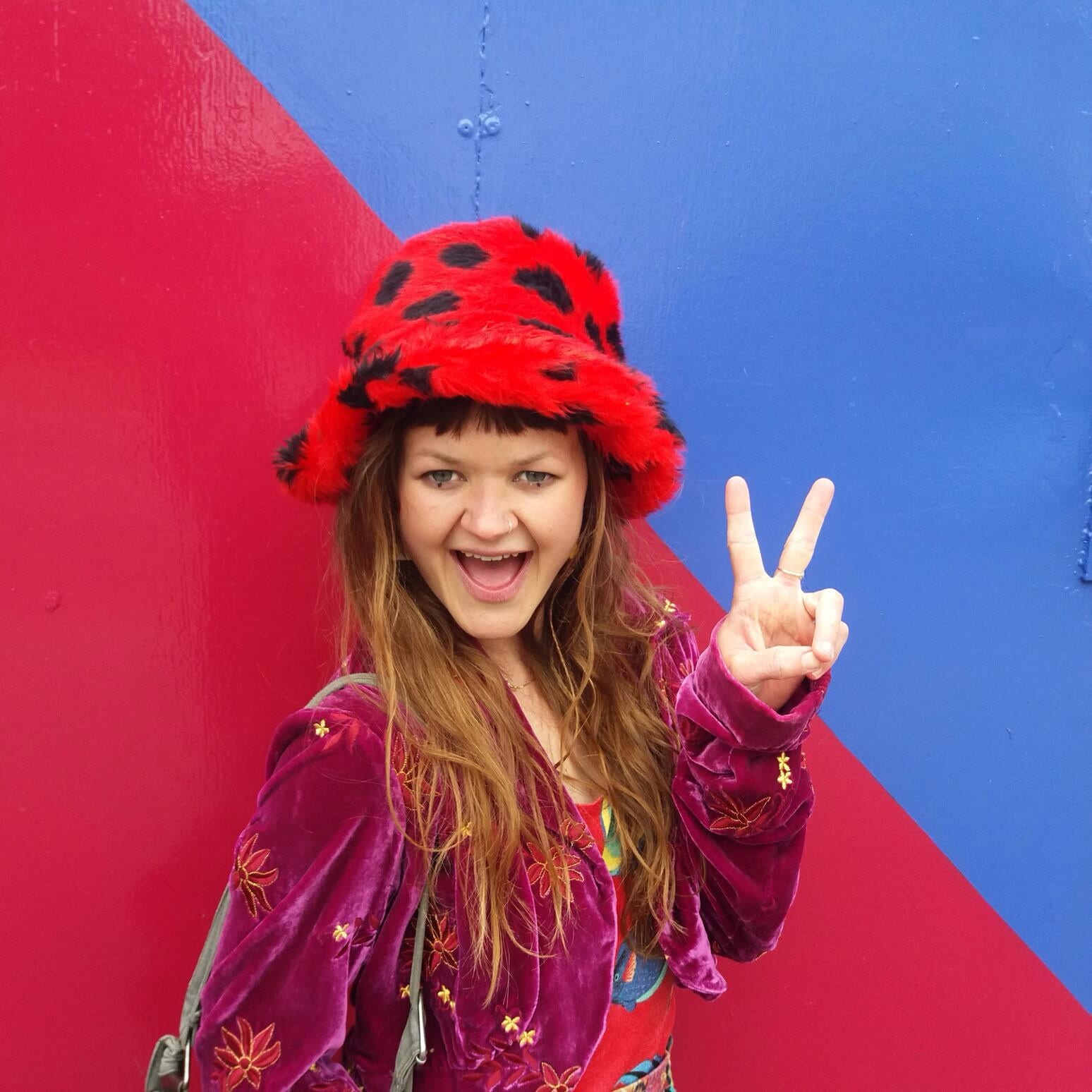 Flauschiger Spotty Hat, Marienkäfer Festival Eimer-Hut, Rot Und Schwarz Kunstpelz Zylinder Flauschiger Spotty Hat, Marienkäfer Festival Eimer-Hut, Rot Und Schwarz Kunstpelz Zylinder von MadeInTheForest