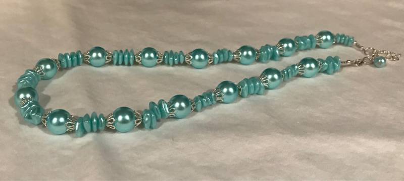 Aqua Türkis Hellblau Blau Perlen Und Perlmutt Mit Sterling Silber Verschluss Schmuck Halskette von MadeMarianJewelry