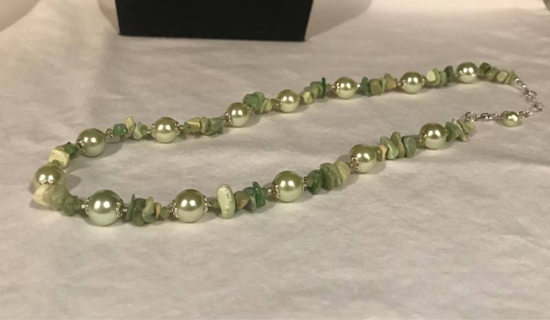 Frühling, Grüne Perlen Und Edelstein-Chip-Perlen Mit Sterling Silber Verschluss Schmuck Halskette von MadeMarianJewelry