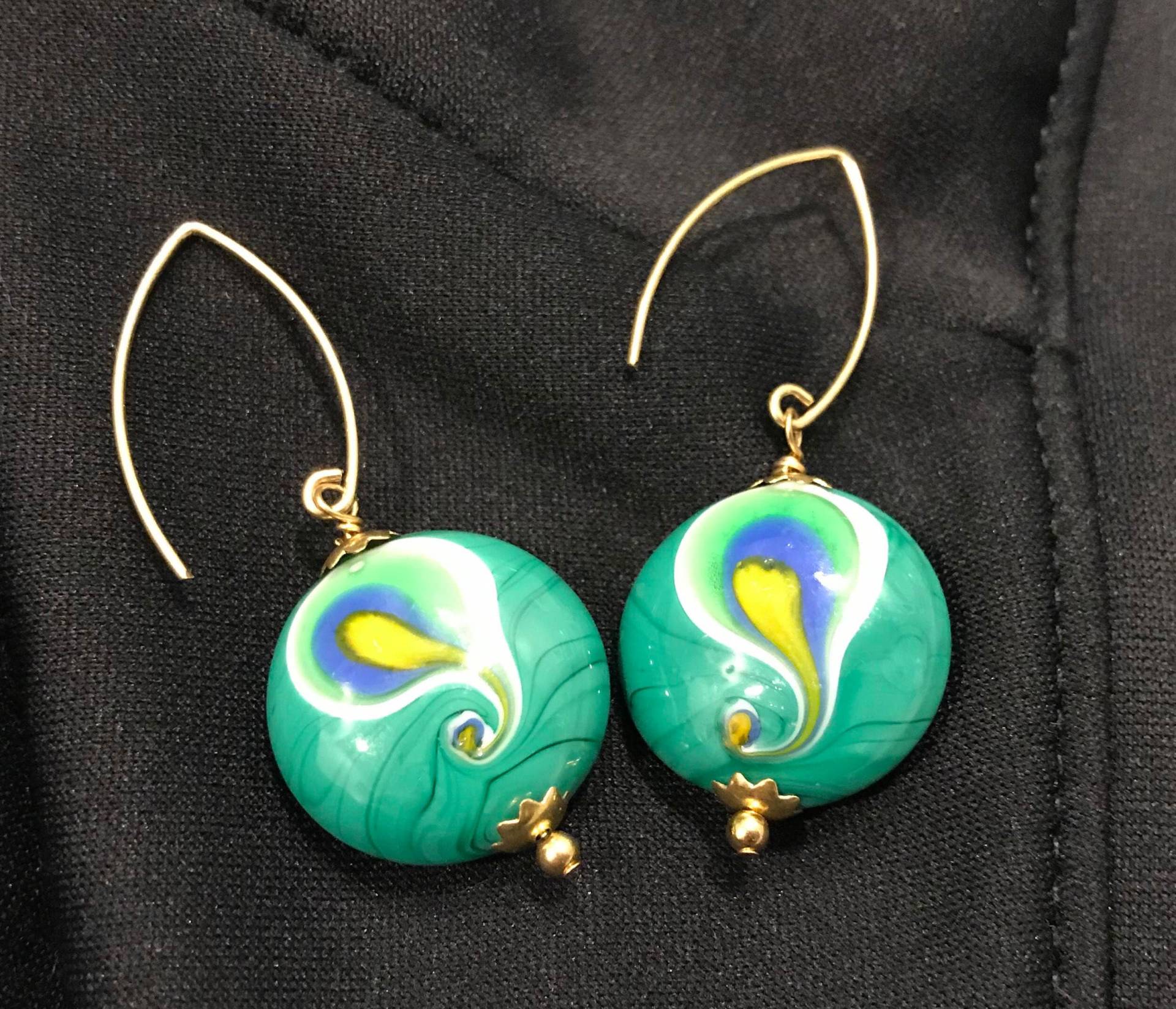 Grün, Blau, Weiß & Gold Wirbel Lampwork Glasperlen Perlen Schmuck Aussage Baumeln Ohrringe von MadeMarianJewelry