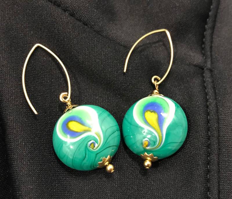 Grün, Blau, Weiß & Gold Wirbel Lampwork Glasperlen Perlen Schmuck Aussage Baumeln Ohrringe von MadeMarianJewelry