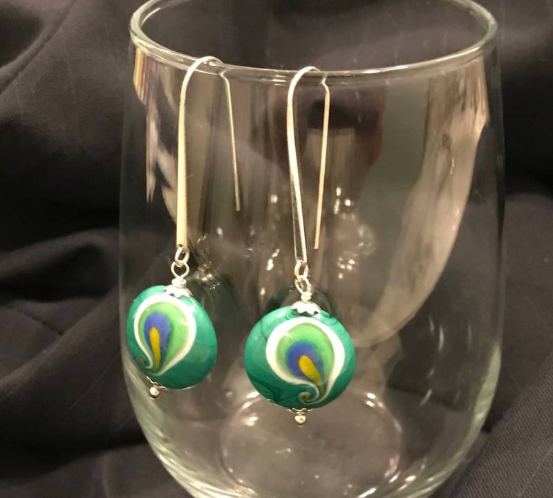 Grün, Blau, Weiß & Gold Wirbel Murano Glas Perlen, Perlen Tropfenohrringe Mit Großen Silbernen Haken Ohrhaken von MadeMarianJewelry