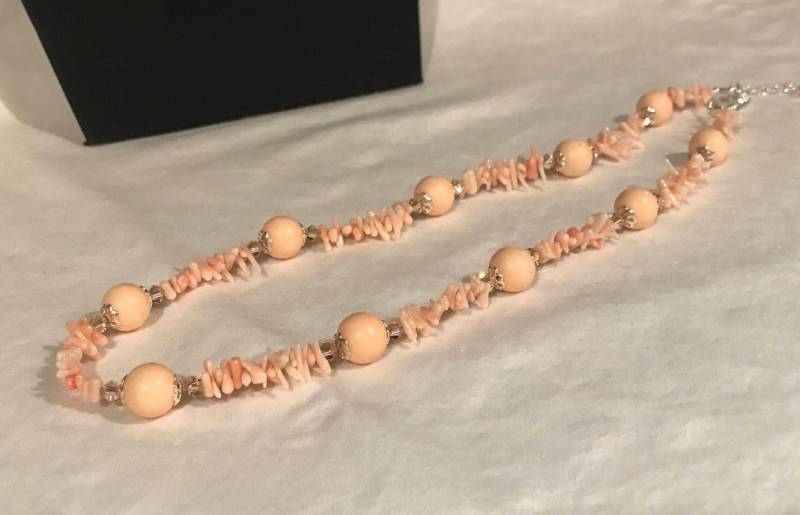 Muticolor Pfirsich Lucite Perlen, Kristall Und Rosa Korallen Shell Chip Mit Sterling Silber Verschluss Schmuck Perlen Halskette von MadeMarianJewelry