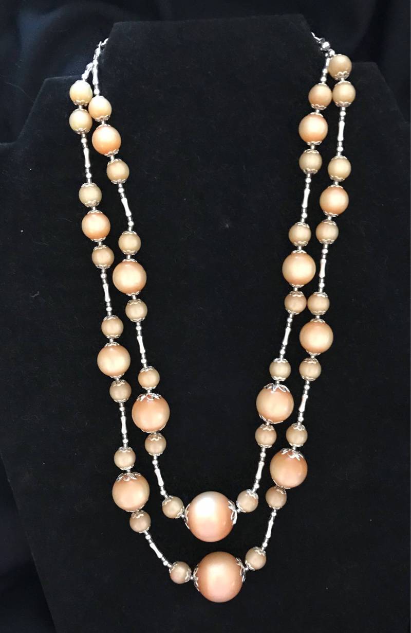 Vintage Inspiriert Orange Pfirsich Katze Auge Lucite Perle Perlen Multistrand Schicht Halskette Mit Silber Verstellbaren Verschluss von MadeMarianJewelry