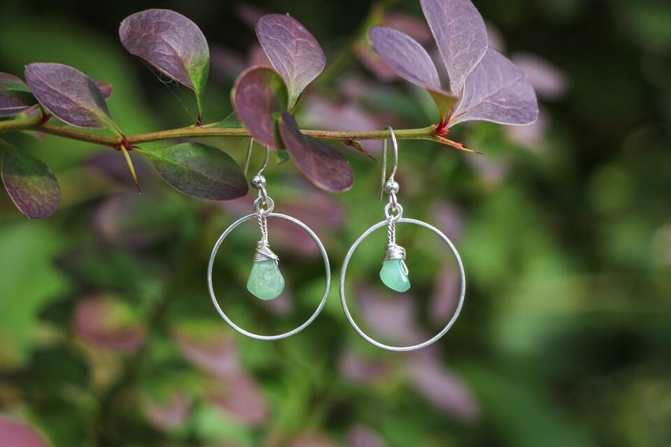 Handgefertigte Aventurin Edelstein 925 Sterling Silber Creolen - Glückskristall | Beachy Meergrün Boho Moderner Anhänger Dangly Minimalist Uk Handgefertigte Aventurin Edelstein 925 Sterling Silber Creolen - Glückskristall | Beachy Meergrün Boho Moderner Anhänger Dangly Minimalist Uk von MadeUniqueByBeth
