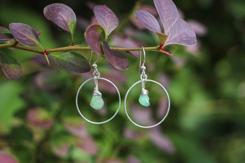Handgefertigte Aventurin Edelstein 925 Sterling Silber Creolen - Glückskristall | Beachy Meergrün Boho Moderner Anhänger Dangly Minimalist Uk Handgefertigte Aventurin Edelstein 925 Sterling Silber Creolen - Glückskristall | Beachy Meergrün Boho Moderner Anhänger Dangly Minimalist Uk von MadeUniqueByBeth