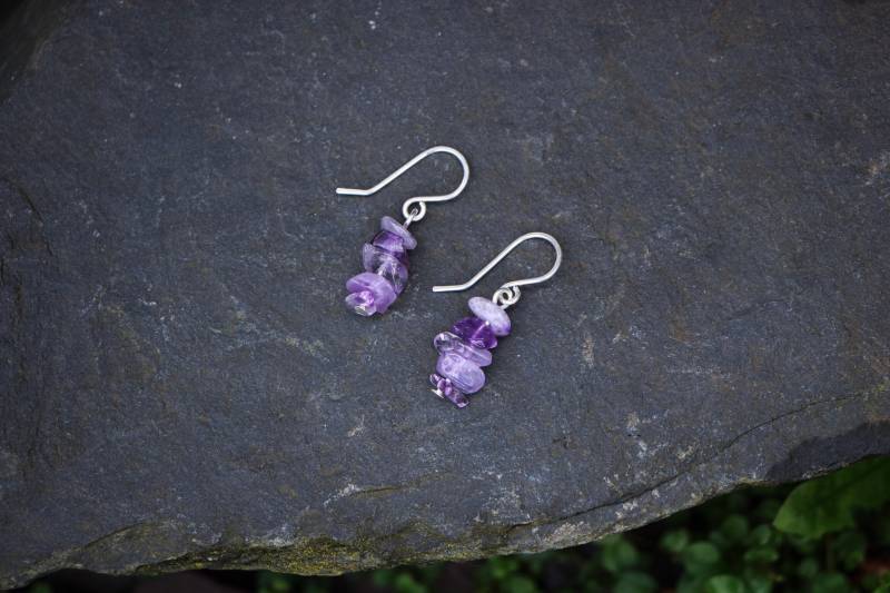 Handgemachte Gestapelte Amethyst Kristall 925 Sterling Silber Ohrringe - Minimalist Boho | Anhänger Beachy Geschenk Lila Edelstein Uk Einzigartig von MadeUniqueByBeth