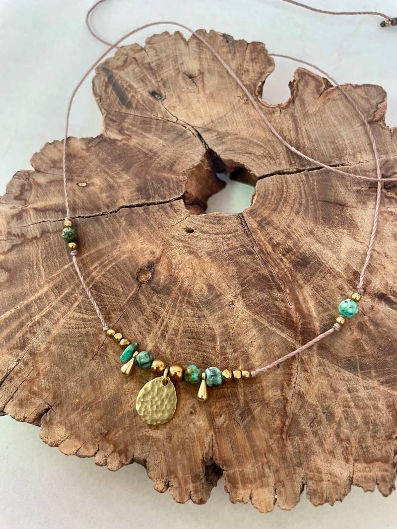 Azura Halskette Boho Garn Halskette Mit Türkis Jaspis Edelsteinen & Gehämmerten Messing Anhängern - Unisex Naturschmuck, Perfektes Geschenk von MadebyAnnaJewelry