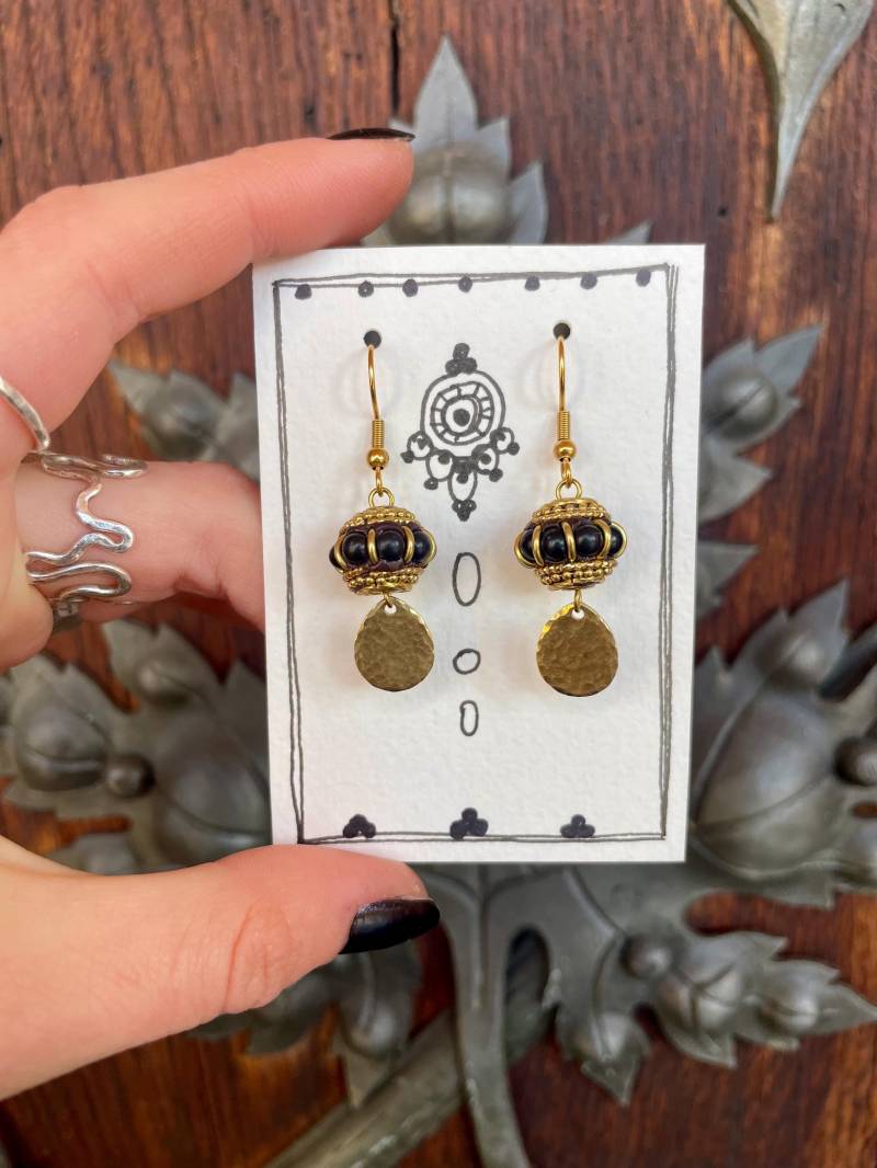 Elegante Boho-Ohrringe Mit Schwarzen Tibetperlen & Messingtropfen - Handgemachter Schmuck, Geschenk Für Sie von MadebyAnnaJewelry