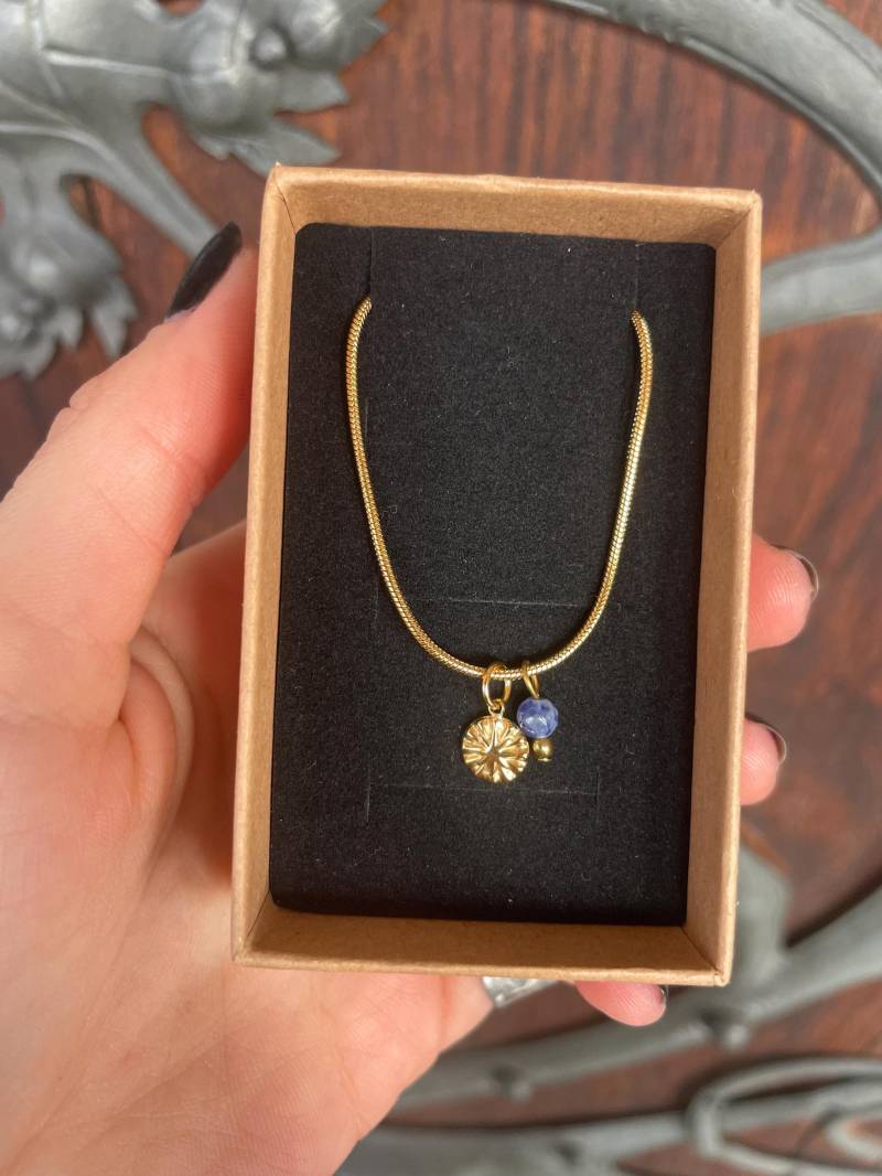 Elegante Goldene Schlangenkette Mit Sodalith Perle Und Stern Gravur - Zeitloser Schmuck Für Den Alltag Besondere Anlässe, Perfektes Geschenk von MadebyAnnaJewelry