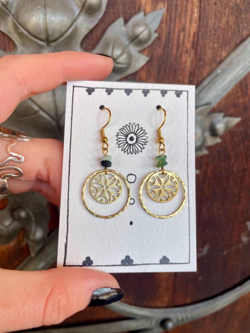 Goldene Boho-Ohrringe Mit Achat, Gehämmertem Messing-Ring - Eleganter Schmuck, Geschenk Für Sie von MadebyAnnaJewelry