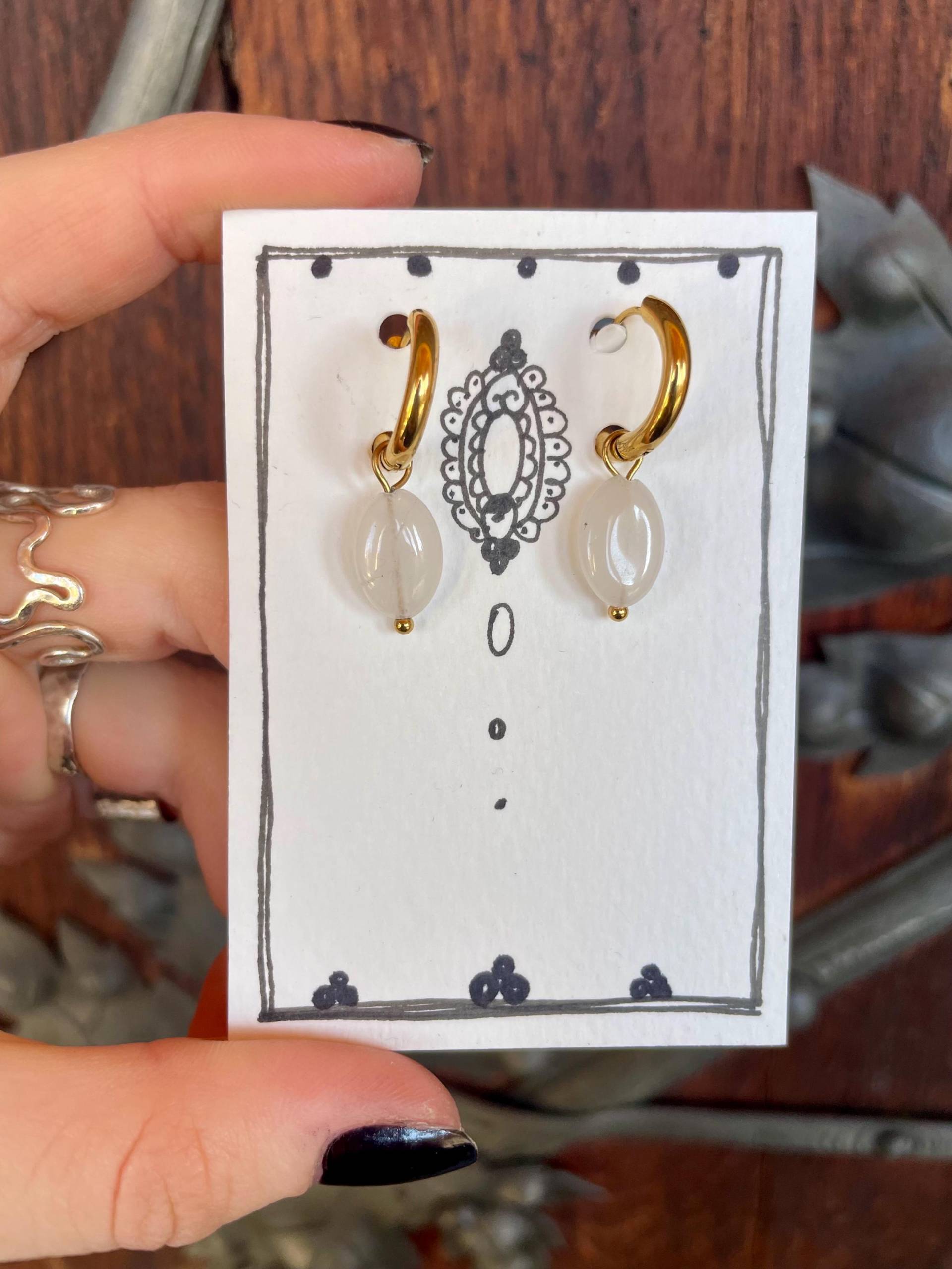 Handgefertigte Goldene Kreolen Mit Jade Stein - Zeitlose Ohrringe Natürlicher Eleganz Für Alltag Und Besondere Anlässe, Geschenk von MadebyAnnaJewelry