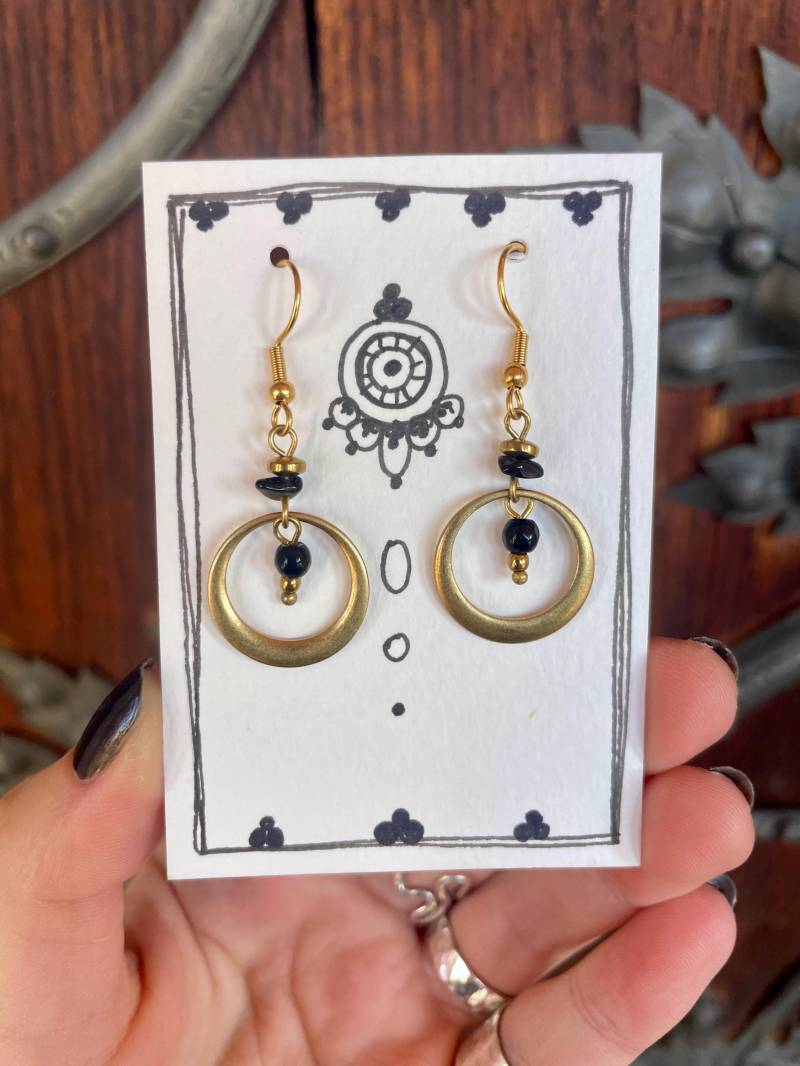 Handgefertigte Ohrringe Mit Schwarzen Steinen Und Rundem Messing Kreise - Eleganter Boho Schmuck Für Alltag Besondere Anlässe, Geschenk von MadebyAnnaJewelry