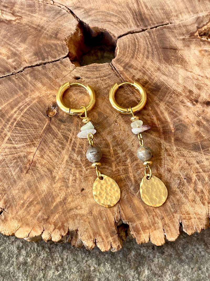 Leana Ohrringe Boho Messing & Naturstein Anhänger - Natürliche Eleganz, Handgemachter Schmuck, Perfektes Geschenk, Edelstahl von MadebyAnnaJewelry