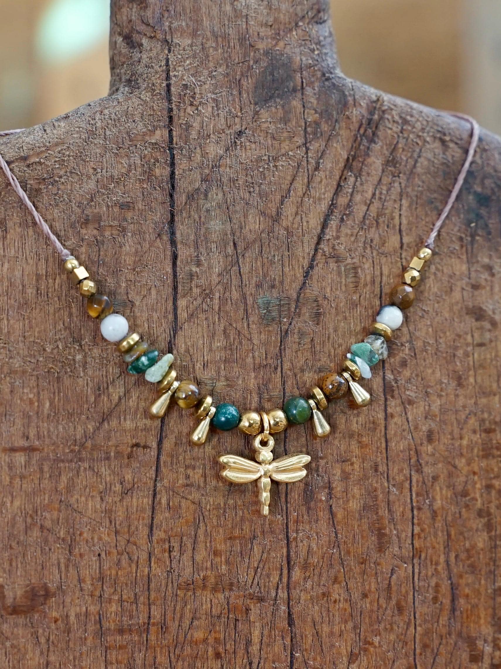 Libelle Halskette - Boho Garn Mit Tigerauge & Gehämmert Messingtropfen Unisex Schmuck, Handgemacht, Perfektes Geschenk von MadebyAnnaJewelry