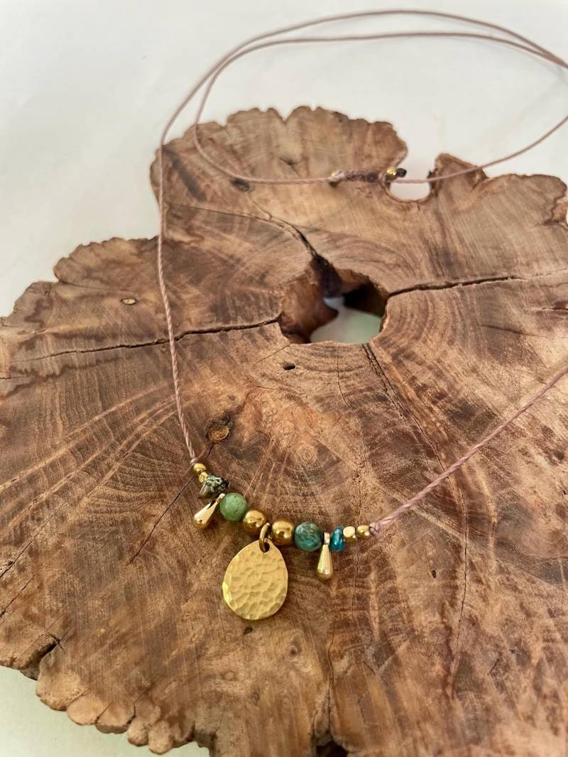 Marina Halskette Boho Garn Halskette Mit Türkis Jaspis Edelsteinen & Gehämmerten Messing Anhängern - Unisex Naturschmuck, Perfektes Geschenk von MadebyAnnaJewelry
