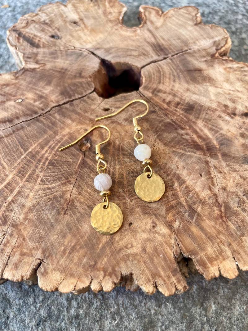 Mira Ohrringe Boho Messing & Naturstein Anhänger - Natürliche Eleganz, Handgemachter Schmuck, Perfektes Geschenk, Edelstahl von MadebyAnnaJewelry