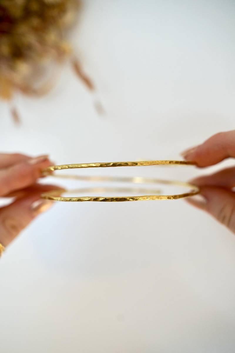 Schlichte Oberarmreifen, Messing, Boho, Geschenkidee, Spirituell, Gehämmert von MadebyAnnaJewelry