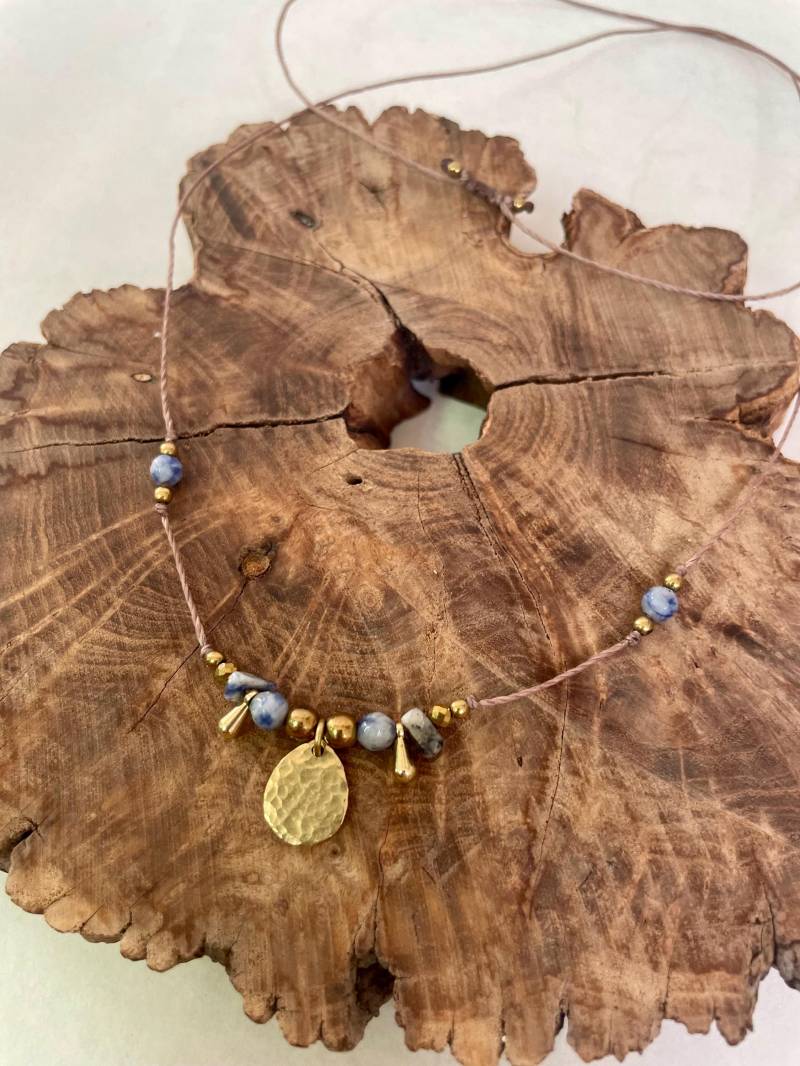 Soluna Halskette - Boho Garn Mit Sodalith & Tropfen Aus Gehämmertem Messing Unisex Schmuck, Handgefertigt, Perfektes Geschenk von MadebyAnnaJewelry