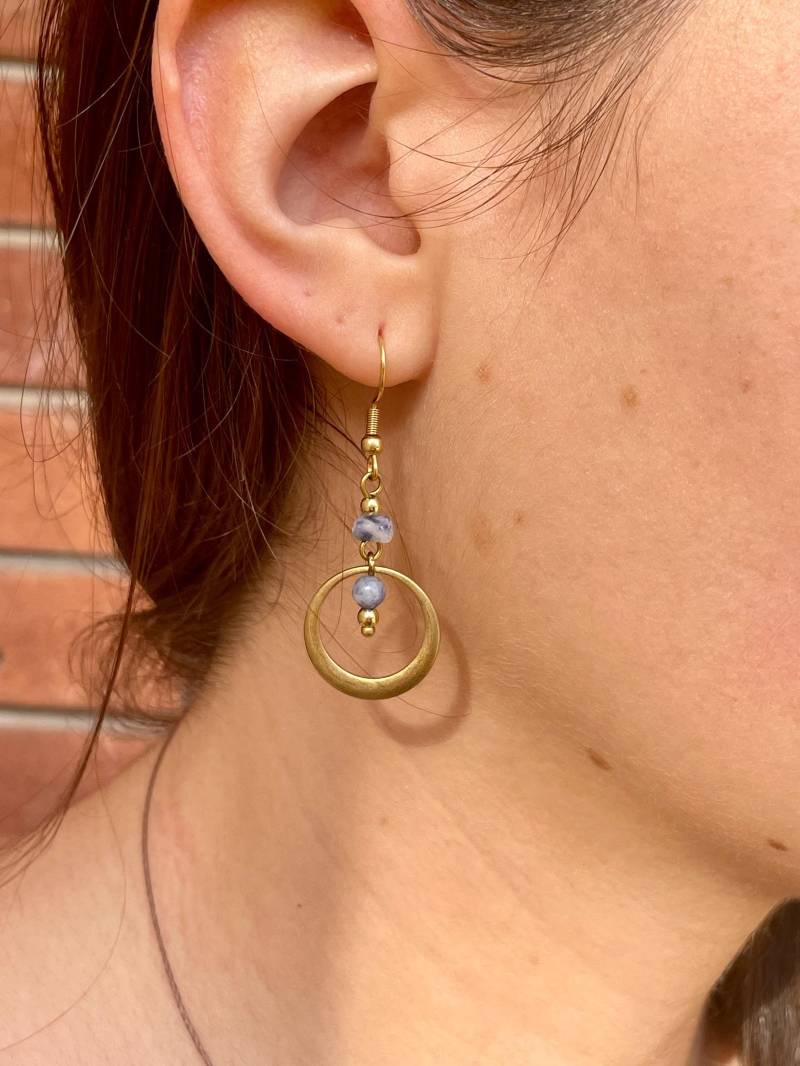 Soluna Ohrringe Boho Messing & Sodalith Perle - Natürliche Eleganz, Handgemachter Schmuck, Perfektes Geschenk, Edelstahl von MadebyAnnaJewelry