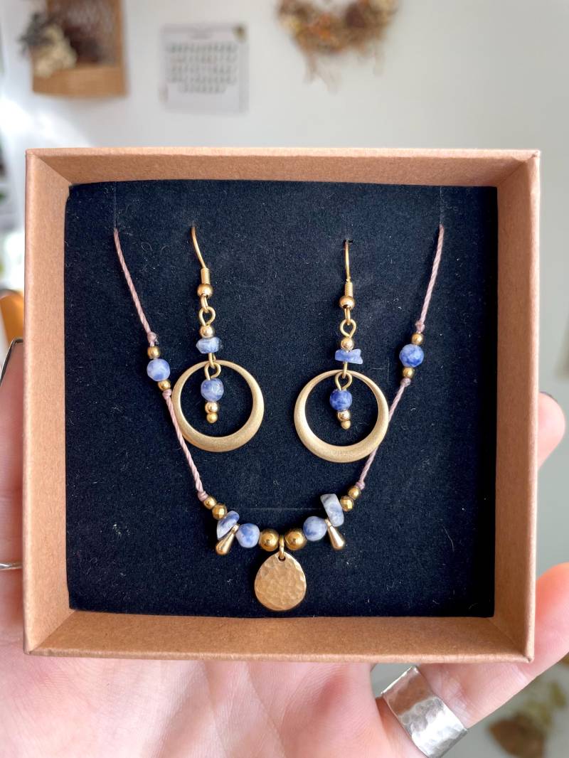 Soluna Set Ohrringe Und Halskette - Boho Garn Mit Sodalith & Gehämmert Messing Tropfen Unisex Schmuck, Handgefertigt, Perfektes Geschenk von MadebyAnnaJewelry