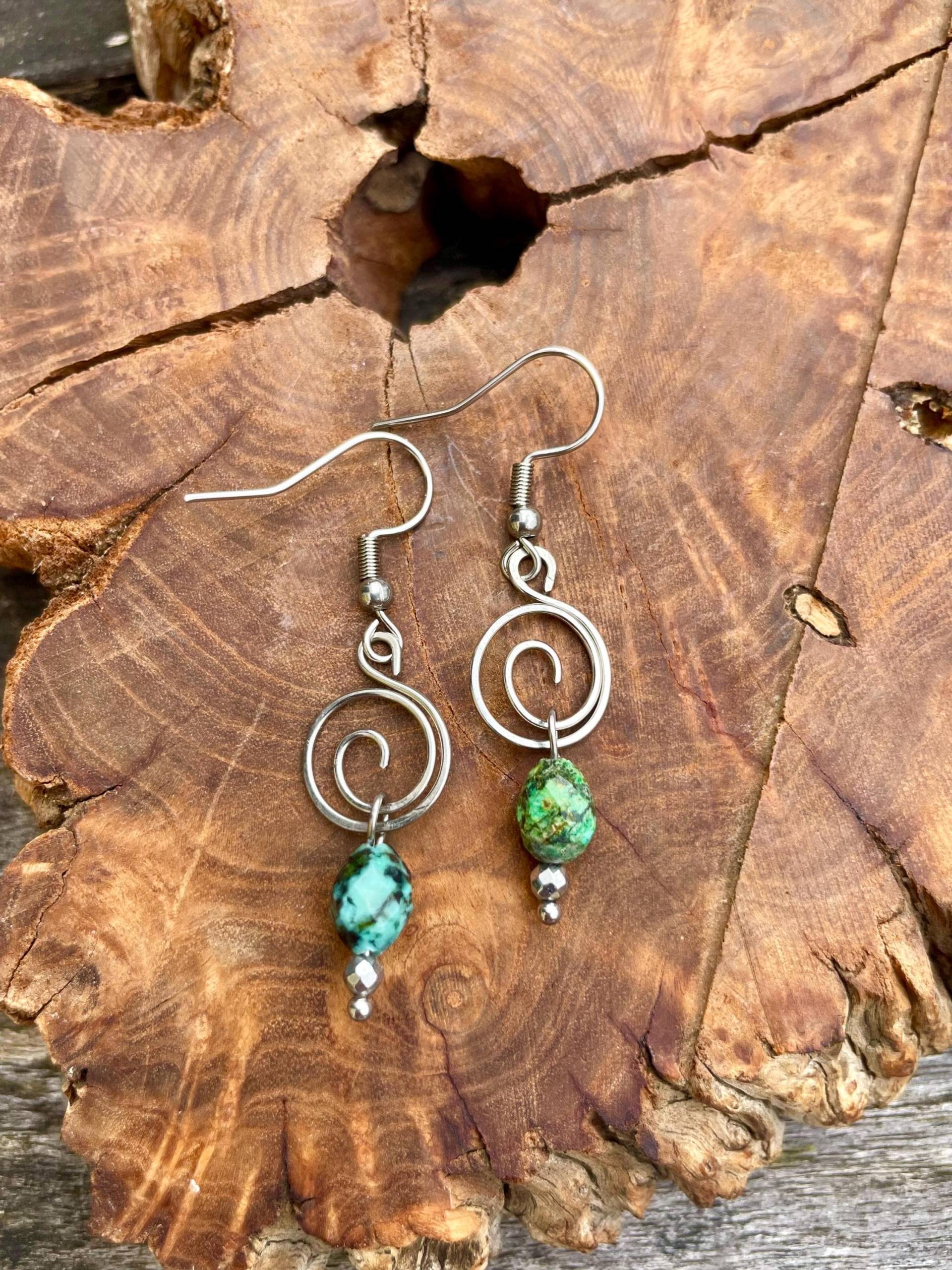 Spiral Ohrringe Boho Edelstahl & Türkis Anhänger - Natürliche Eleganz, Handgemachter Schmuck, Perfektes Geschenk, Edelstahl, Silber von MadebyAnnaJewelry