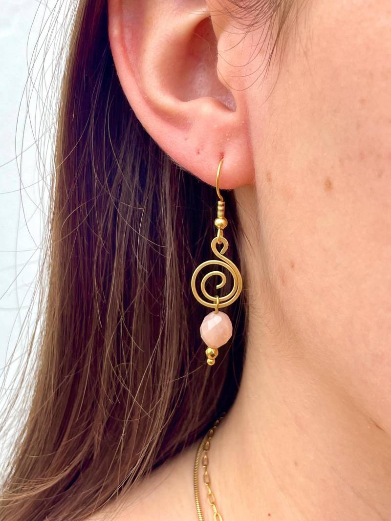 Spiral Ohrringe Boho Messing & Mondstein Anhänger - Natürliche Eleganz, Handgemachter Schmuck, Perfektes Geschenk, Edelstahl von MadebyAnnaJewelry