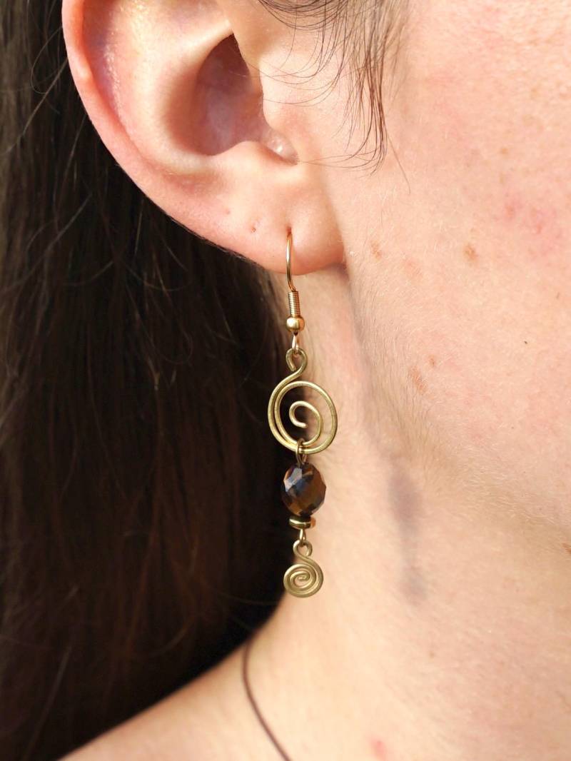Spiral Ohrringe Boho Messing & Tigerauge Anhänger - Natürliche Eleganz, Handgemachter Schmuck, Geschenk, Edelstahl, Edelstein von MadebyAnnaJewelry