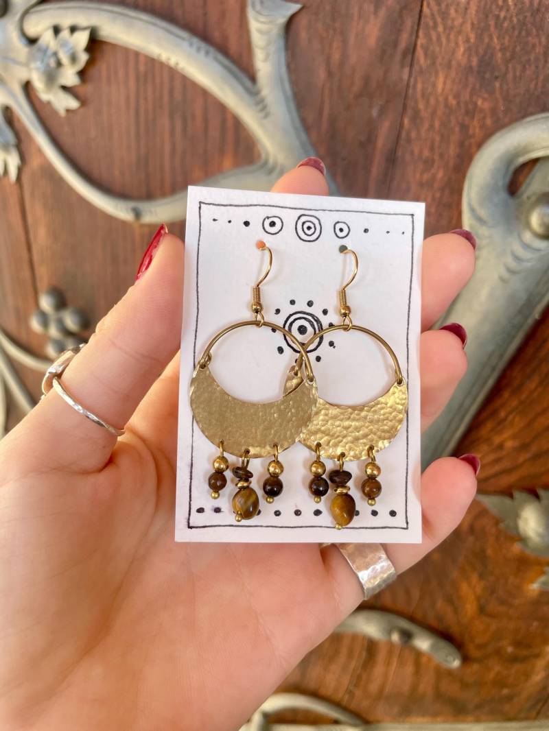 Terra Luna Ohrringe Celestial Boho Messing & Tigerauge Stein - Handgemachte Unikate, Mond, Perfektes Geschenk von MadebyAnnaJewelry