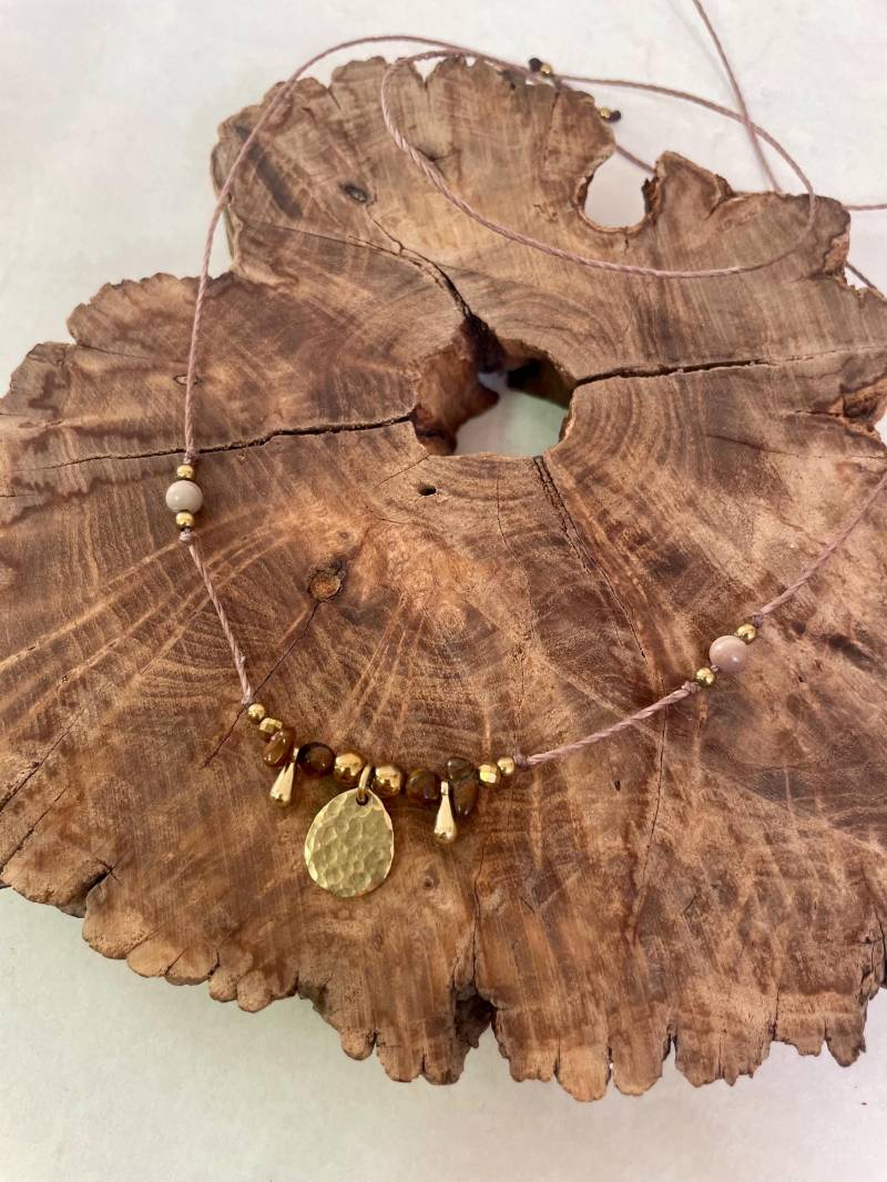 Tigara Halskette - Boho Garn Mit Tigerauge & Gehämmert Messingtropfen Unisex Schmuck, Handgefertigt, Perfektes Geschenk von MadebyAnnaJewelry