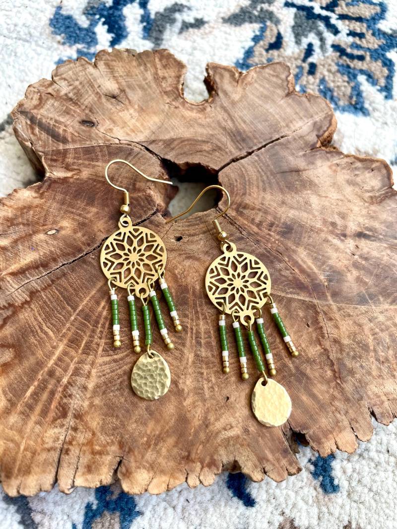 Traumfänger Ohrringe Grün Boho Messing & Miyuki Perlen - Natürliche Eleganz, Handgefertigter Schmuck, Perfektes Geschenk von MadebyAnnaJewelry