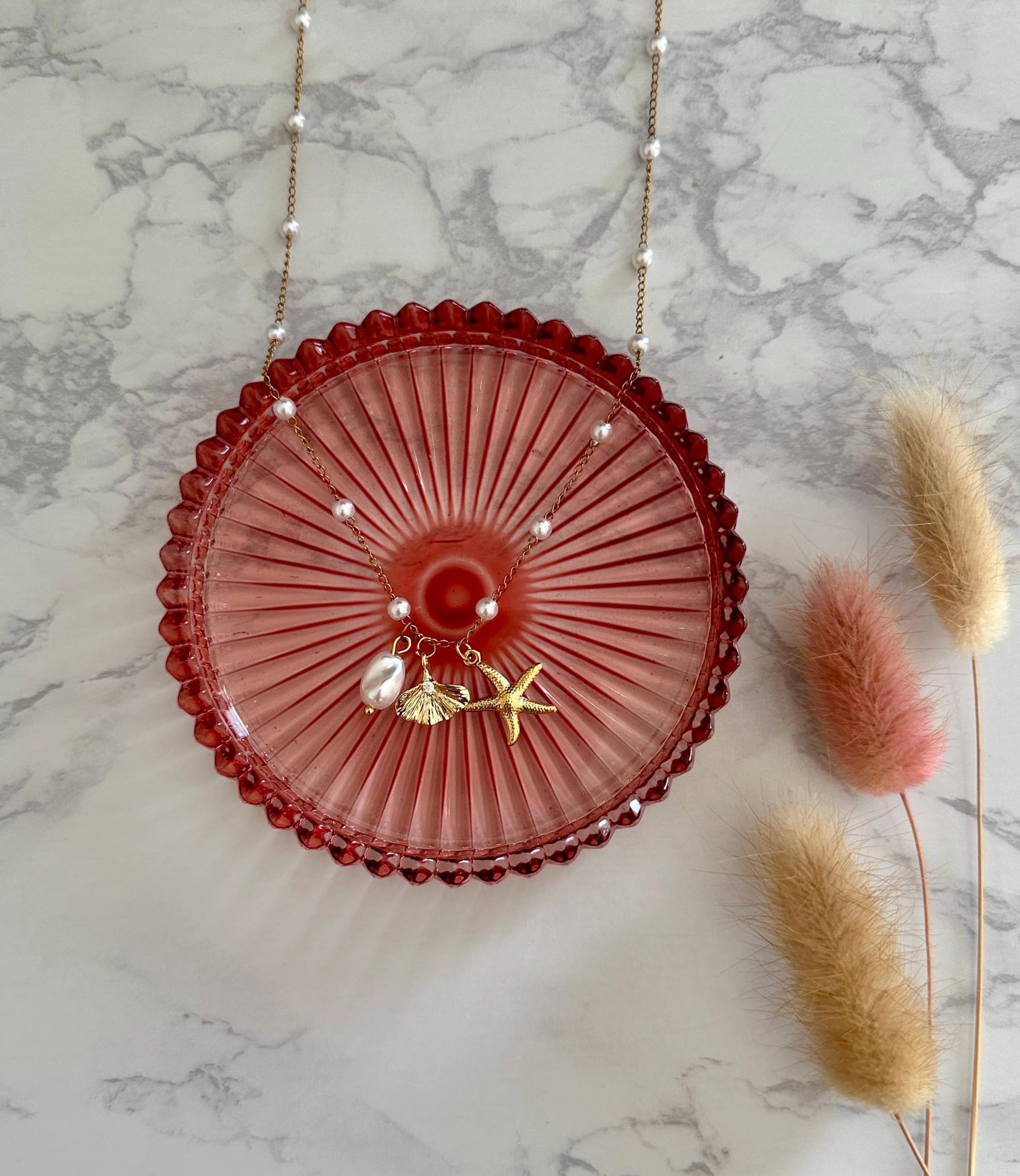 Perlenkette Mit Anhängern Perlenkette Mit Anhängern von MadebyCKG