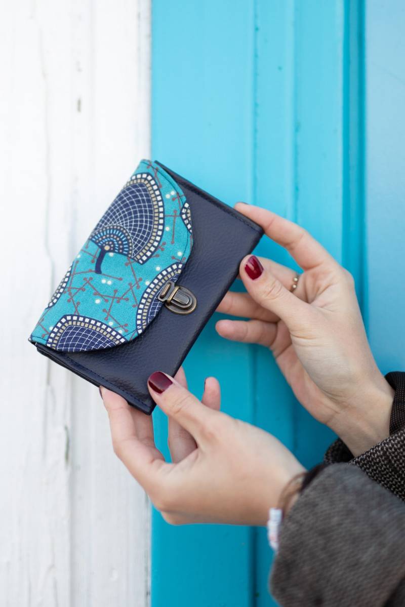Damengeldbörse Mit Umhängetasche Isa Marineblaues Kunstleder Türkisfarbenen Wax-Print-stoffblättern von MadebyClaireRainette