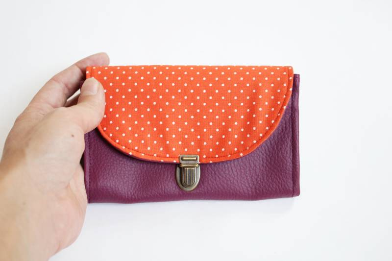 Lila Damen-Geldbörse - Retro-Geldbörse Mit Faltenbalg Aus Kunstleder Und Orangefarbenem Pünktchenstoff Handgefertigtes Accessoire von MadebyClaireRainette