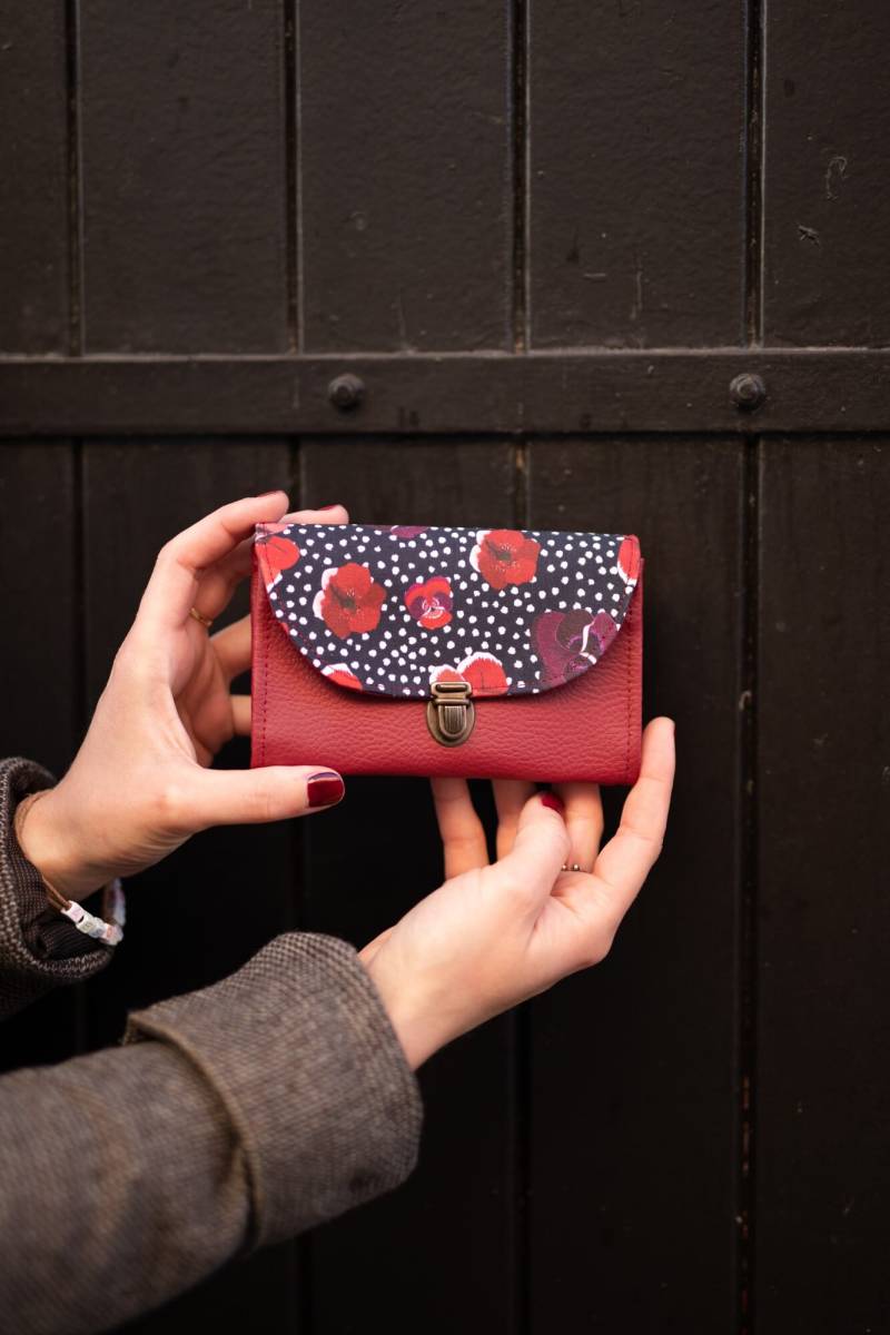 Damenhandtasche - Poppy Burgunderrotes Kunstleder & Mohnstoff Retro-Schulranzenaufsatz von MadebyClaireRainette