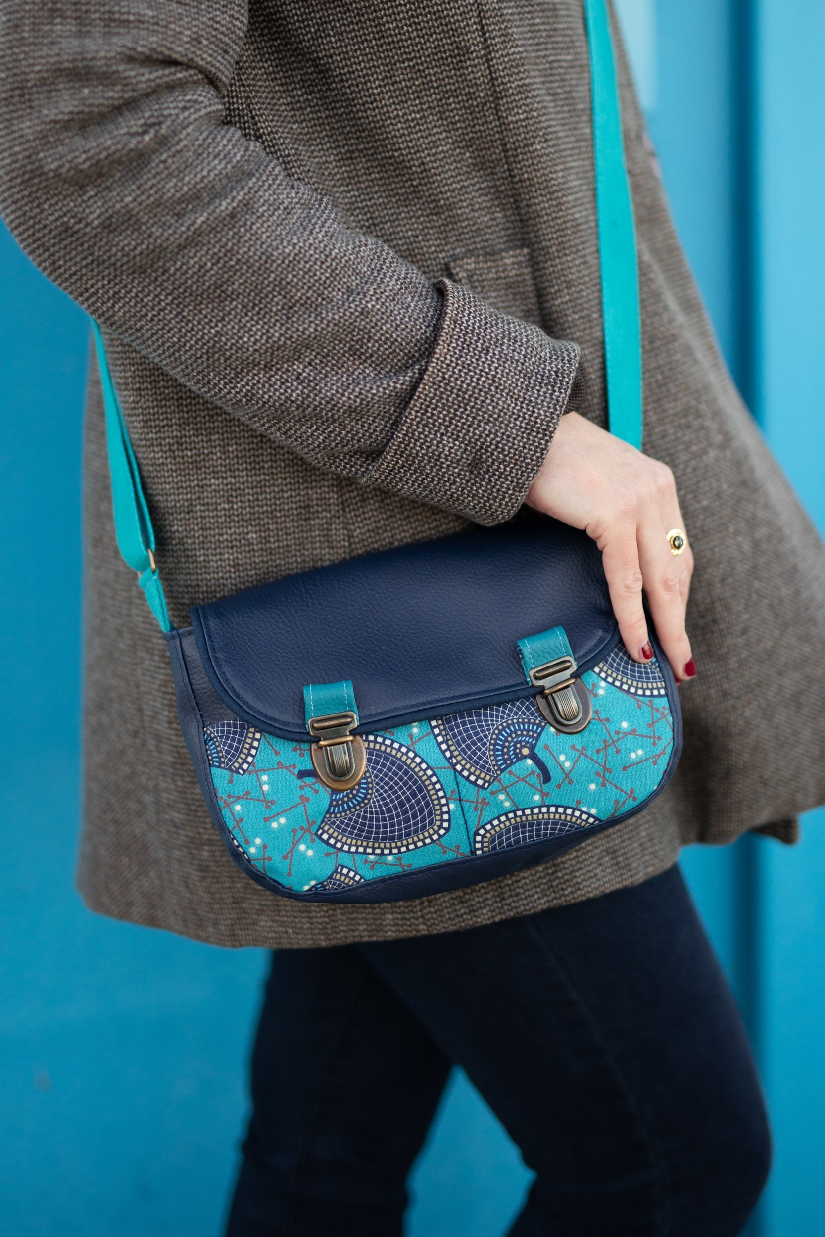 Isa Damen-Schulterhandtasche Aus Marineblauem Kunstleder Und Türkisfarbenem Stoff Mit Wachsdruck von MadebyClaireRainette