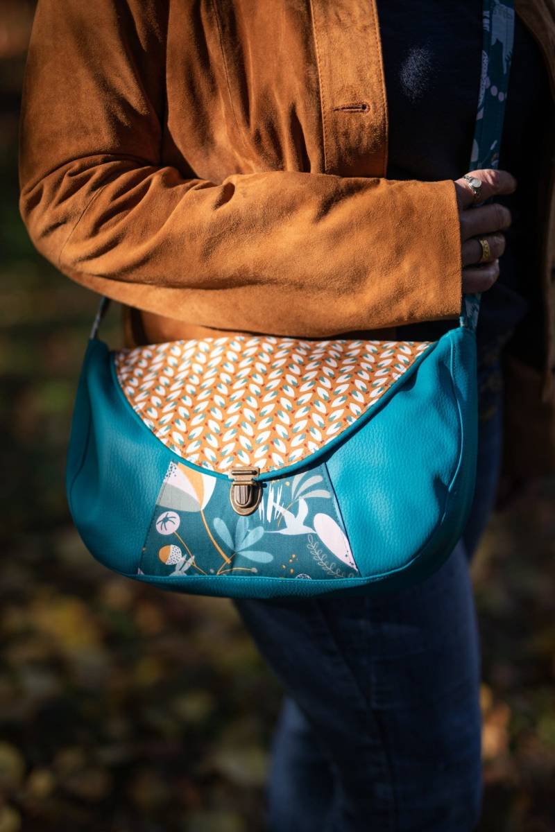 Umhängetasche Für Damen Mit Schulranzenaufsatz Aus Türkisfarbenem Enten-Kunstleder Und Stoff Moka-Kaninchen-Print von MadebyClaireRainette