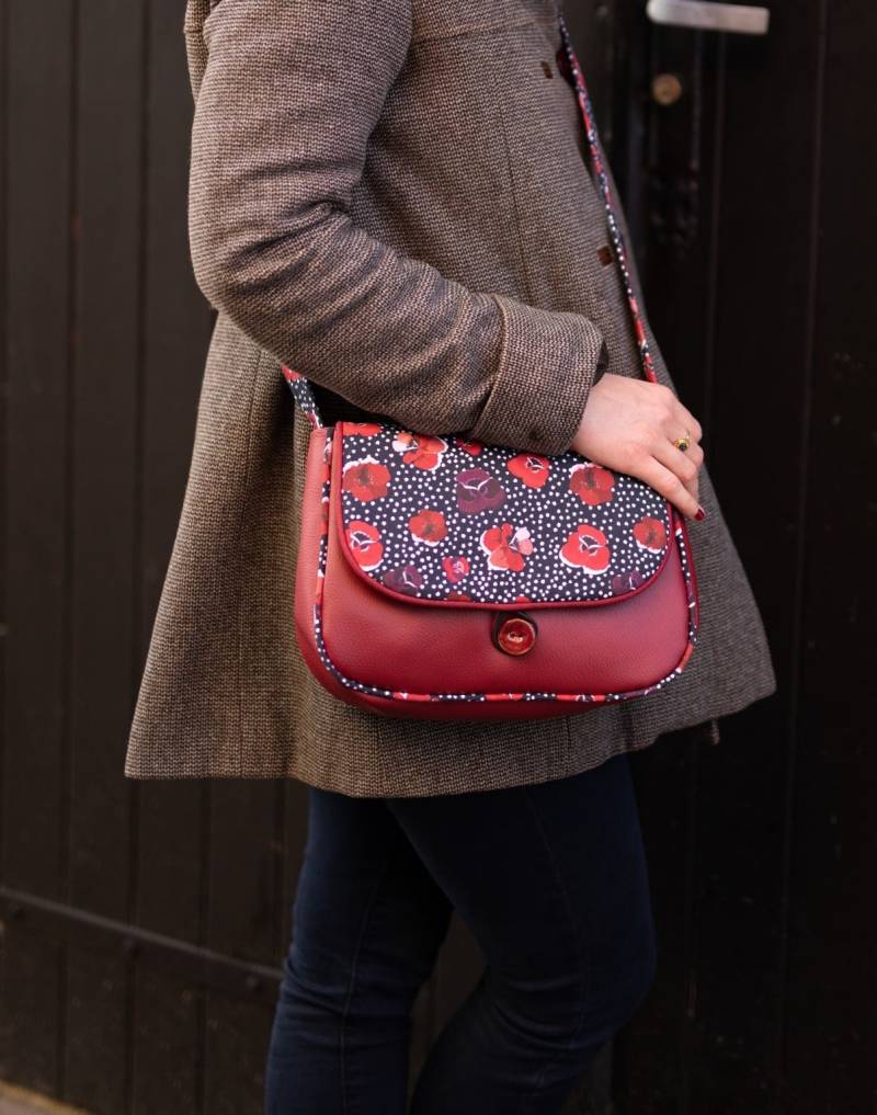 Wendbare Damen-Umhängetasche - Poppy Burgunderrotes Kunstleder & Mohnstoff Handgefertigt Wendbare Damen-Umhängetasche - Poppy Burgunderrotes Kunstleder & Mohnstoff Handgefertigt von MadebyClaireRainette