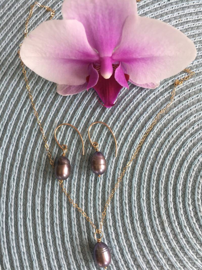 Einfache, Atemberaubende & Verspielte Satz Von 14 K Gold, Pfau Süßwasser Perle Halskette Und Ohrring S Einfache, Atemberaubende & Verspielte Satz Von 14 K Gold, Pfau Süßwasser Perle Halskette Und Ohrring S von MadebyFourWinds