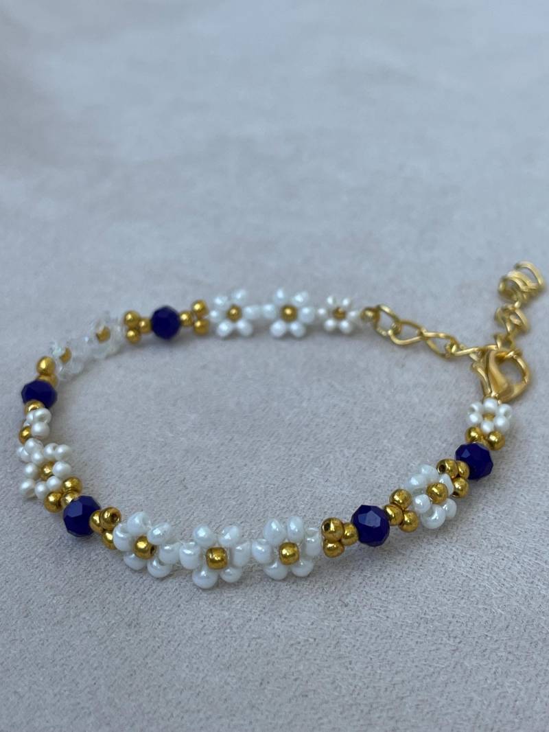 Filigranes Blumen-Armband Aus Perlen in Weiß, Königsblau & Gold - Handgefertigt, Eleganter Armschmuck von MadebyGog